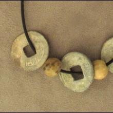 Collier avec pi�ces en bronze et jade